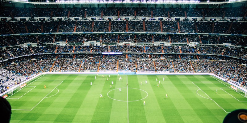 足球运动员在训练场上进行战术分析的场景